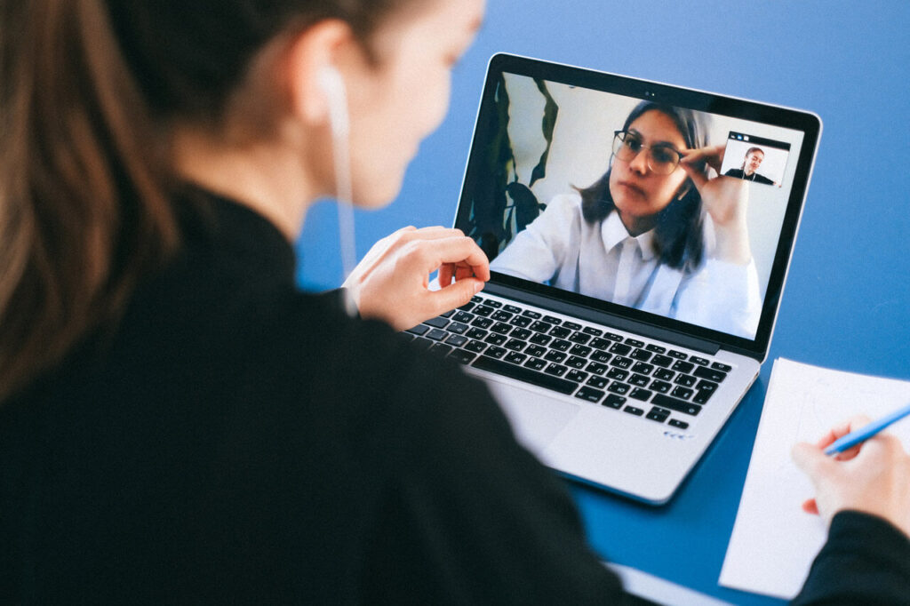 Recrutadora realiza uma entrevista de emprego online com uma candidata (Imagem: Pexels)