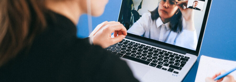 Recrutadora realiza uma entrevista de emprego online com uma candidata (Imagem: Pexels)