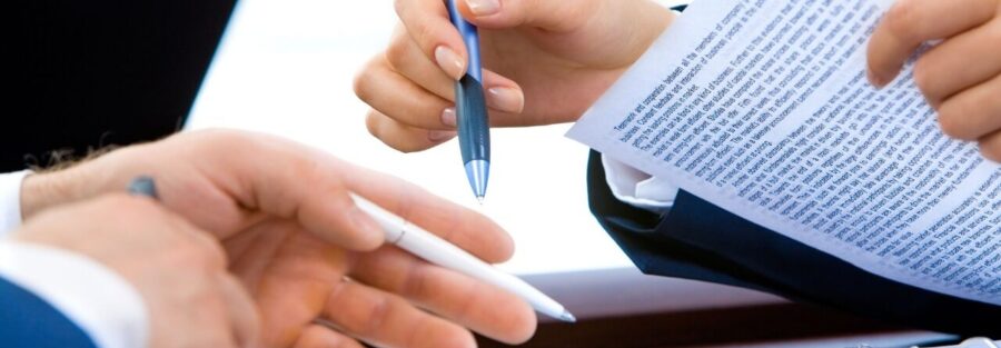 Recrutador analisa um currículo que chama atenção junto ao candidato