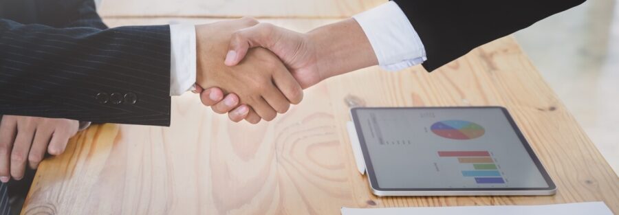 Contratante cumprimenta profissional que acaba de ser contratado como pj