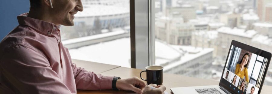 Homem participando de entrevista depois de receber dicas para processo seletivo on-line.