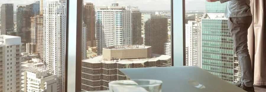 Homem ao telefone e em ambiente corporativo diz: "Quero mudar de área mas não tenho experiência". Imagem: Pexels