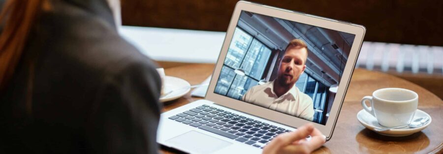 Foto de videoconferência para ilustrar artigo sobre dicas para entrevista de emprego on-line.