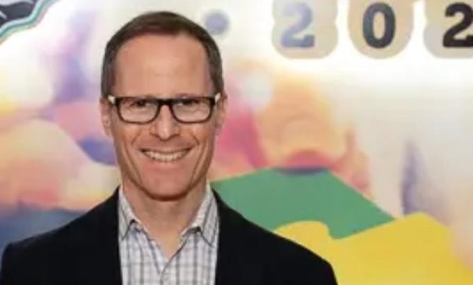 Foto de Daniel Blumen após receber o prêmio Melhores fornecedores para RH 2024.