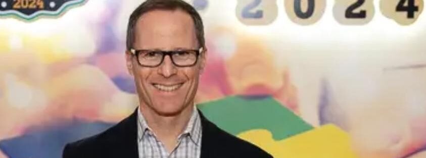 Foto de Daniel Blumen após receber o prêmio Melhores fornecedores para RH 2024.