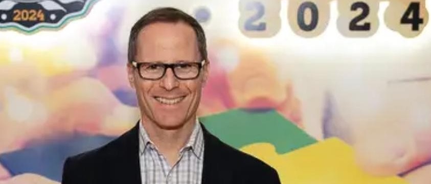 Foto de Daniel Blumen após receber o prêmio Melhores fornecedores para RH 2024.