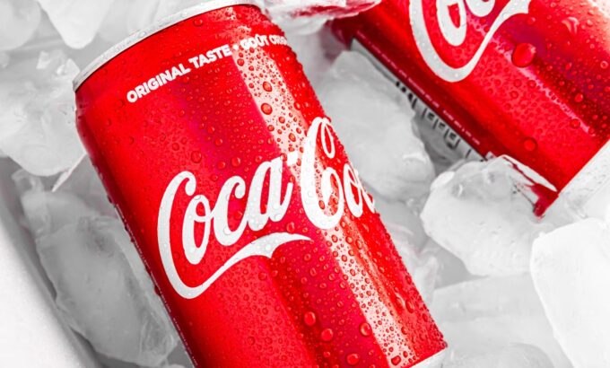 Imagem de duas latas de Coca-Cola no gelo, para ilustrar artigo sobre como conseguir um emprego na empresa desejada. Foto: Unsplash.