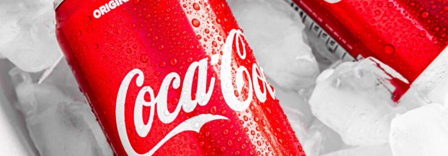 Imagem de duas latas de Coca-Cola no gelo, para ilustrar artigo sobre como conseguir um emprego na empresa desejada. Foto: Unsplash.