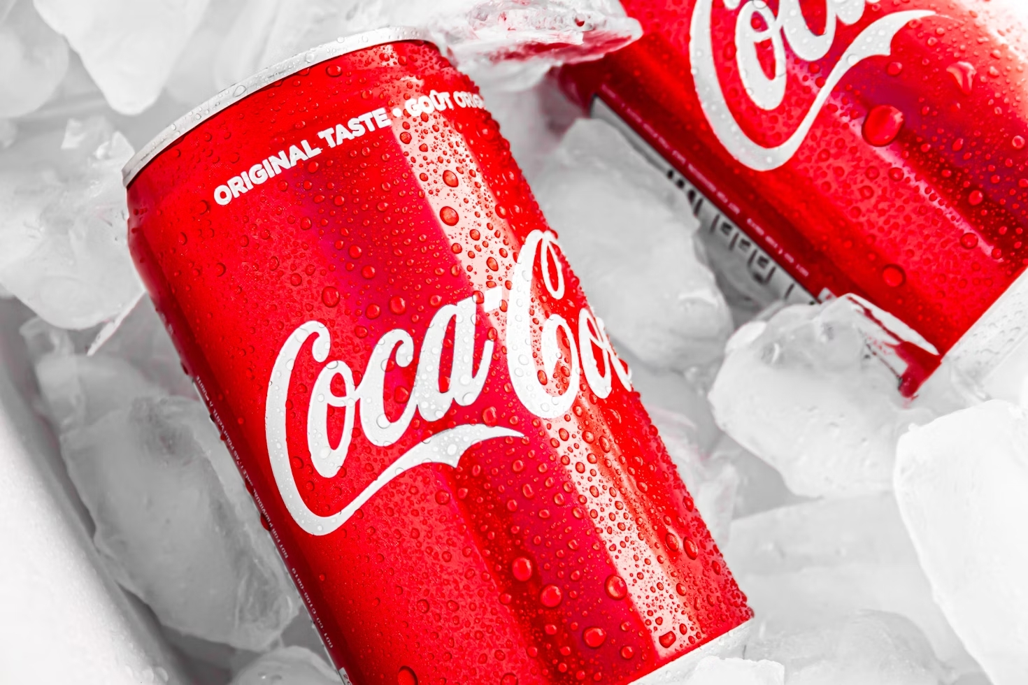 Imagem de duas latas de Coca-Cola no gelo, para ilustrar artigo sobre como conseguir um emprego na empresa desejada. Foto: Unsplash.