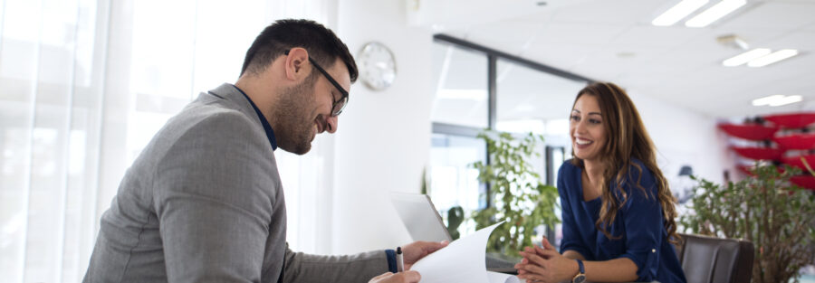 Imagem de um homem entrevistando uma mulher para uma oportunidade de emprego, ilustrando artigo sobre entrevista de emprego o que responder. Foto Freepik.
