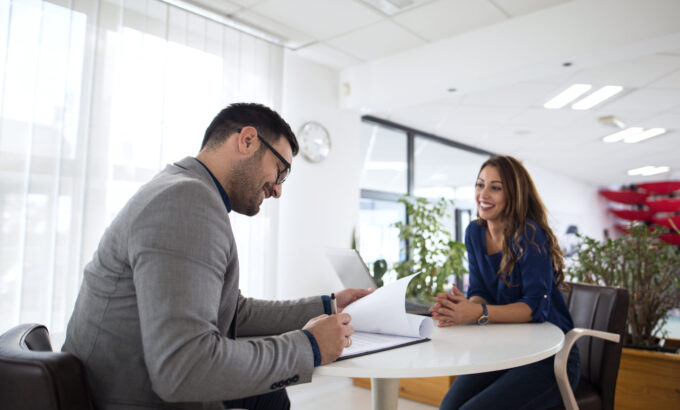 Imagem de um homem entrevistando uma mulher para uma oportunidade de emprego, ilustrando artigo sobre entrevista de emprego o que responder. Foto Freepik.