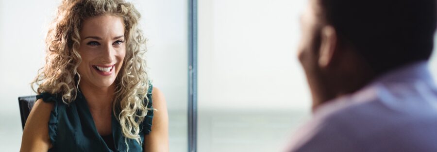 Imagem de uma mulher entrevistando um homem para ilustrar artigo sobre como se sair bem em entrevista de emprego. Foto: Freepik