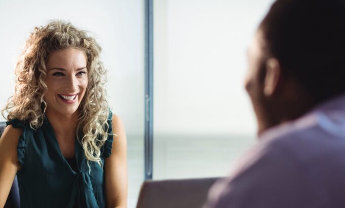 Imagem de uma mulher entrevistando um homem para ilustrar artigo sobre como se sair bem em entrevista de emprego. Foto: Freepik