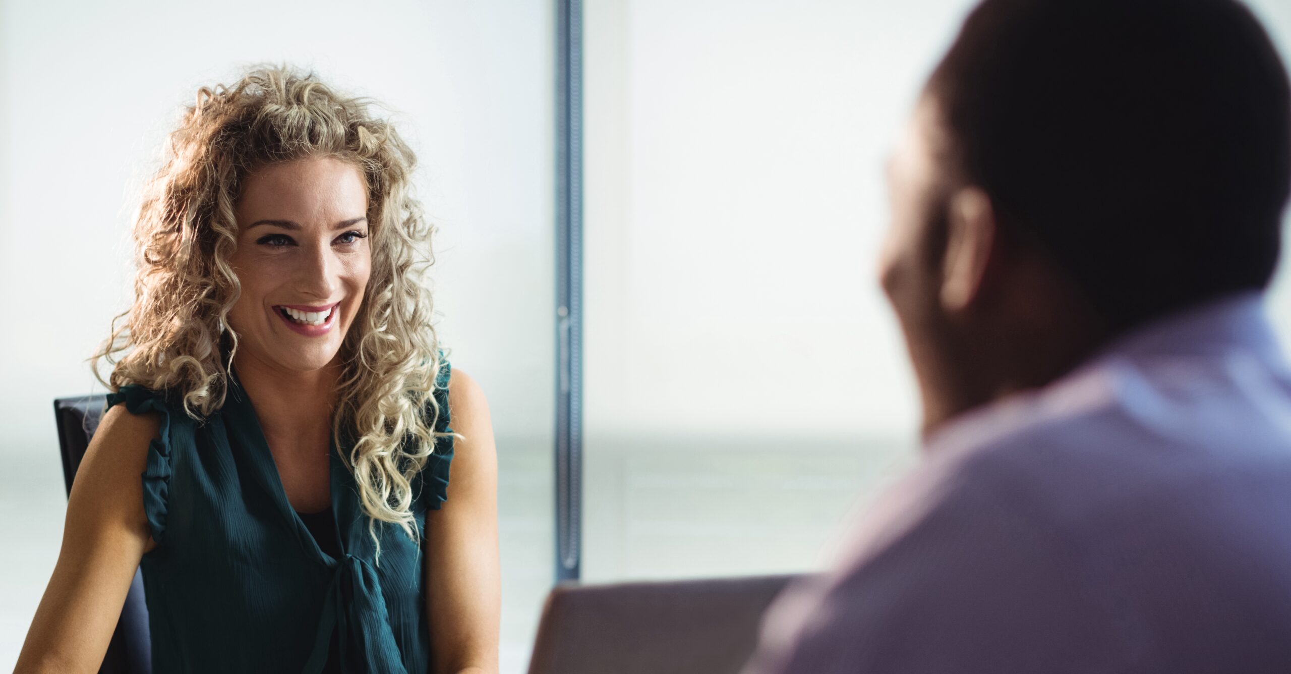 Imagem de uma mulher entrevistando um homem para ilustrar artigo sobre como se sair bem em entrevista de emprego. Foto: Freepik