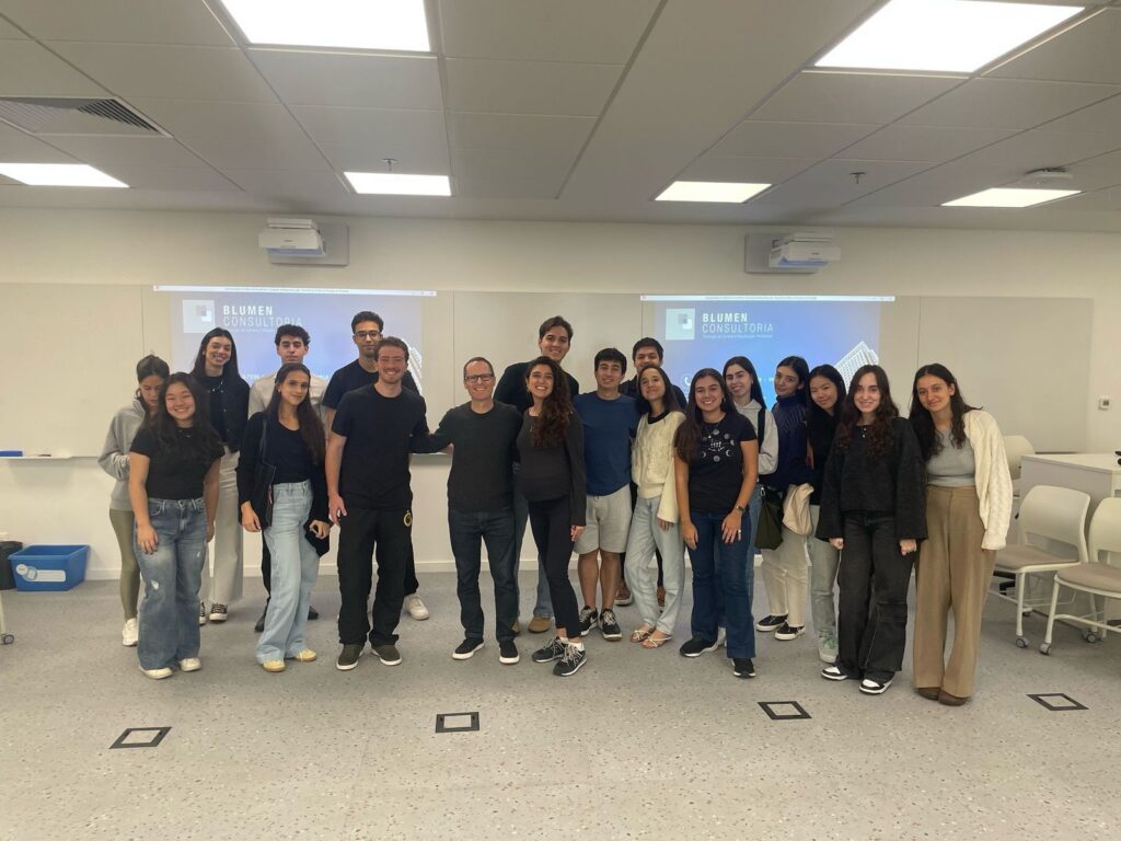 Foto de Daniel Blumen com os estudantes com quem fez um bate-papo sobre o uso estratégico do LinkedIn. 