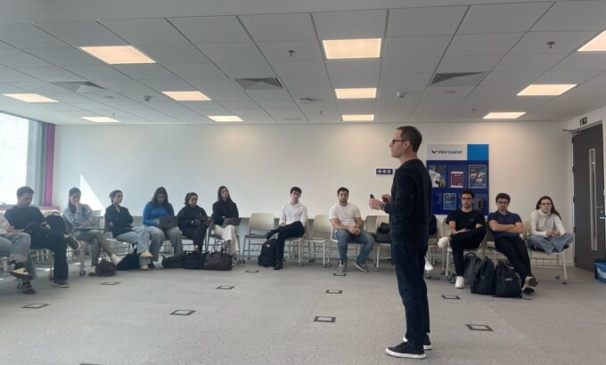 Foto de Daniel Blumen, fazendo um bate-papo com estudantes sobre o uso estratégico do LinkedIn.