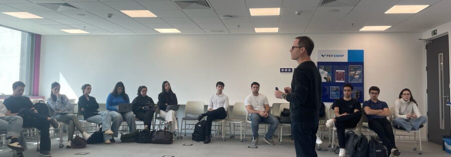 Foto de Daniel Blumen, fazendo um bate-papo com estudantes sobre o uso estratégico do LinkedIn.