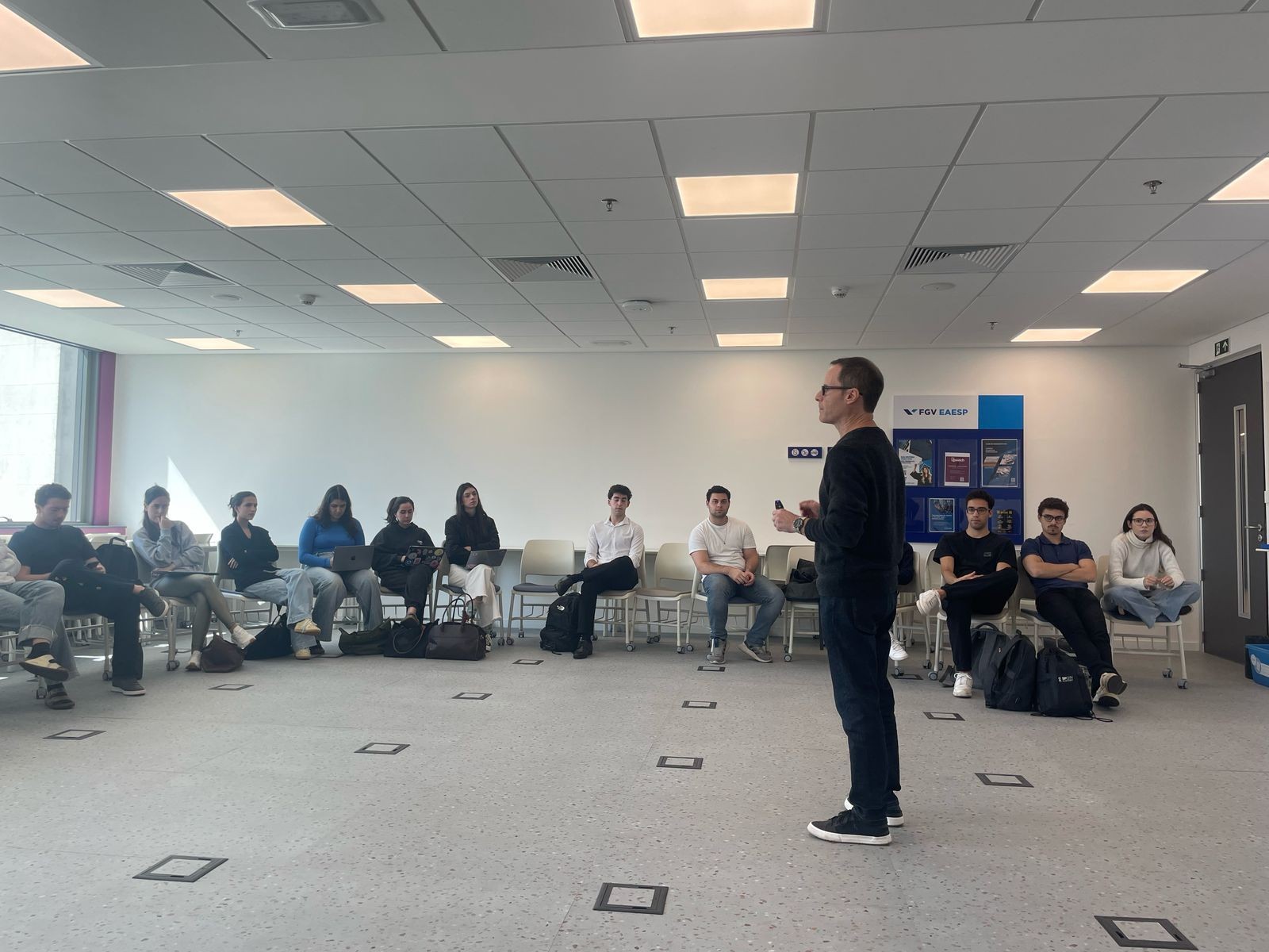 Foto de Daniel Blumen, fazendo um bate-papo com estudantes sobre o uso estratégico do LinkedIn.