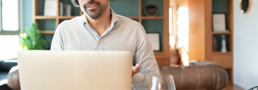Homem ensaia respostas prontas para entrevista de emprego online