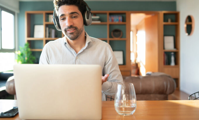 Homem ensaia respostas prontas para entrevista de emprego online