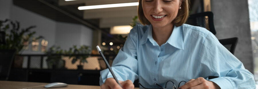 Mulher executiva estuda como montar um plano de carreira eficaz