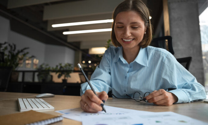 Mulher executiva estuda como montar um plano de carreira eficaz