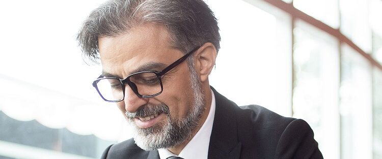 Imagem para ilustrar texto sobre como mandar msg pedindo emprego. Foto: Freepik