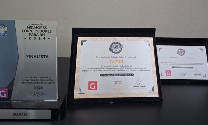 Troféus recebidos pela Blumen por ser destaque em recolocação profissional.