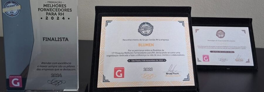 Troféus recebidos pela Blumen por ser destaque em recolocação profissional.