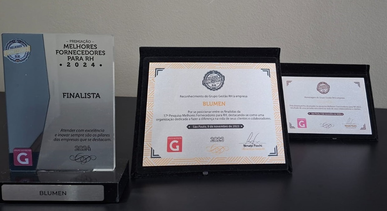 Troféus recebidos pela Blumen por ser destaque em recolocação profissional.