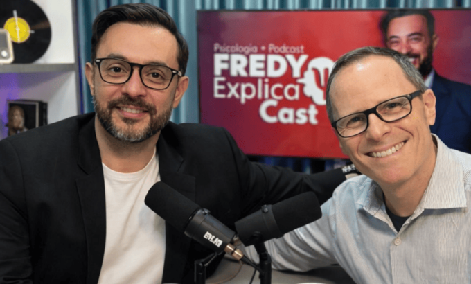 Daniel Blumen ao lado de Fredy, nos bastidores do podcast Fredy Explica.