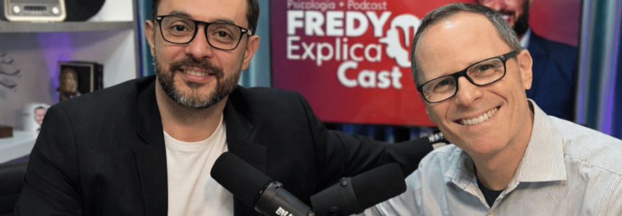 Daniel Blumen ao lado de Fredy, nos bastidores do podcast Fredy Explica.
