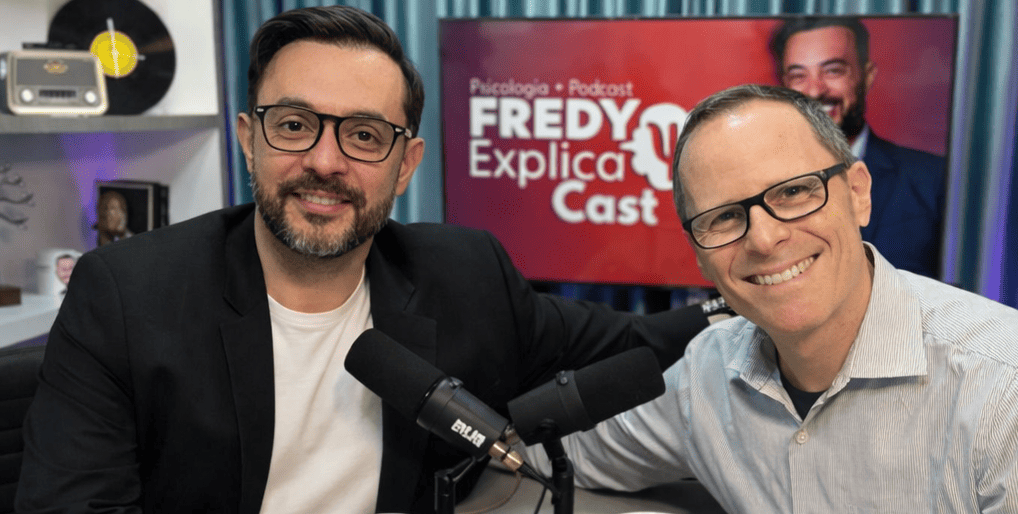 Daniel Blumen ao lado de Fredy, nos bastidores do podcast Fredy Explica.
