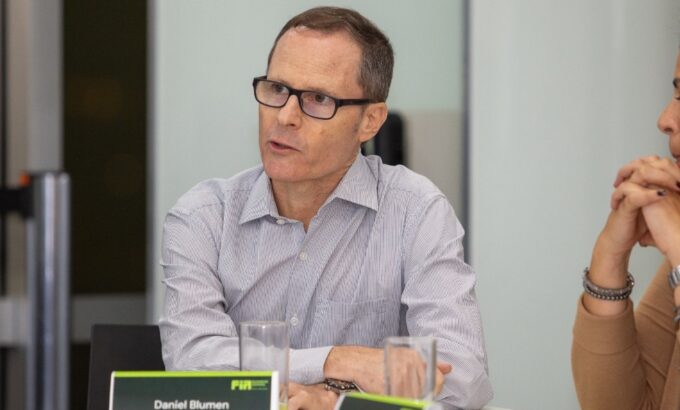 Imagem de Daniel Blumen participando de evento sobre formação de lideranças.