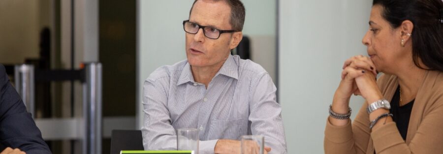 Imagem de Daniel Blumen participando de evento sobre formação de lideranças.