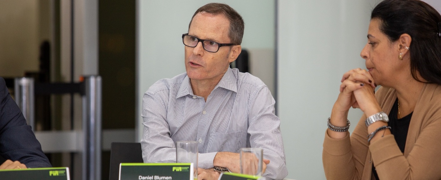 Imagem de Daniel Blumen participando de evento sobre formação de lideranças.